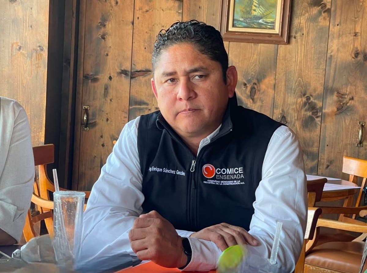 Enrique Sánchez González, presidente de COMICE Ensenada, durante una entrevista sobre seguridad hídrica del municipio.