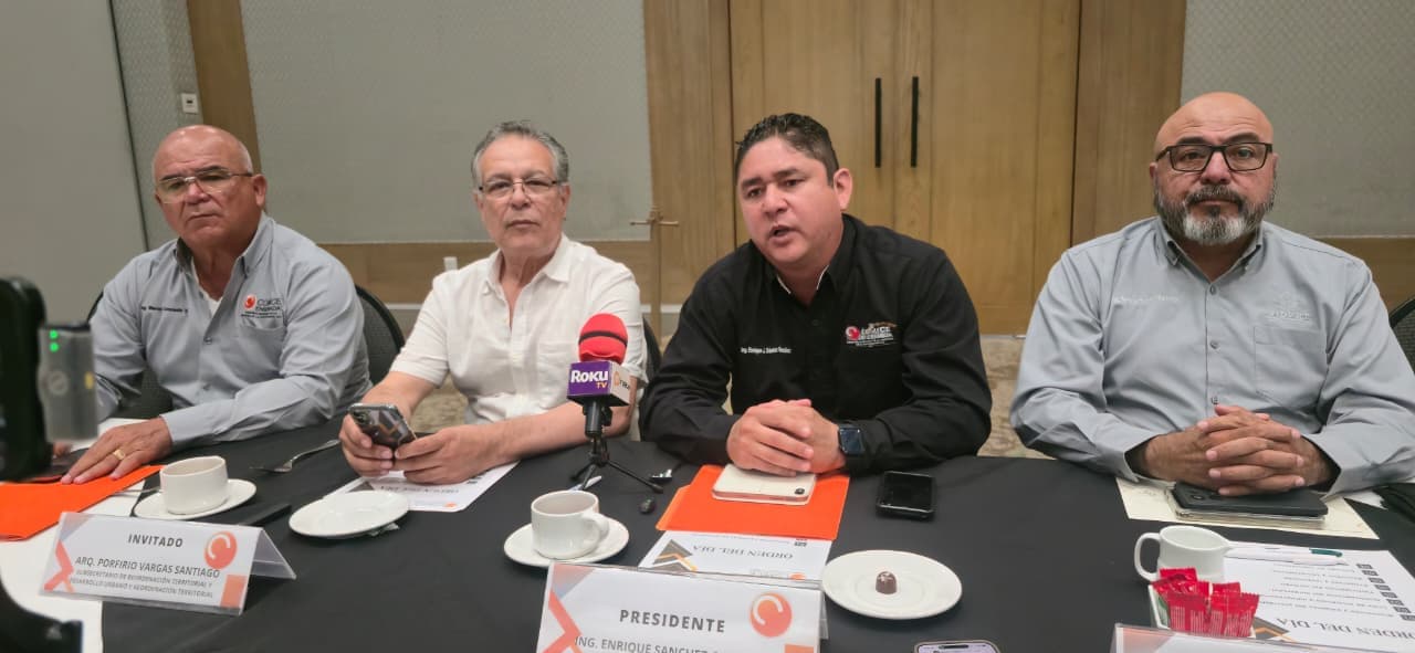 Enrique Sánchez González junto al Arq. Porfirio Vargas Santiago, subsecretario de SIDURT, durante la reunión de trabajo con el consejo directivo de COMICE Ensenada.