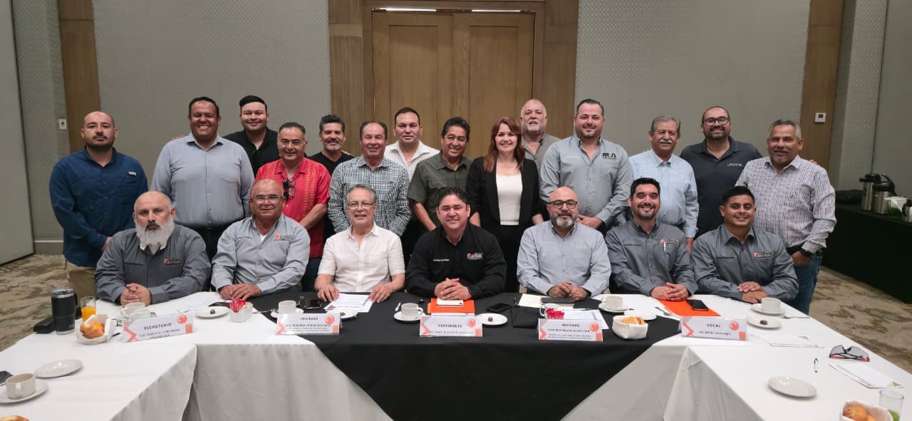 Consejo directivo de COMICE Ensenada con el subsecretario de SIDURT tras la reunión de trabajo sobre proyectos de infraestructura prioritarios.